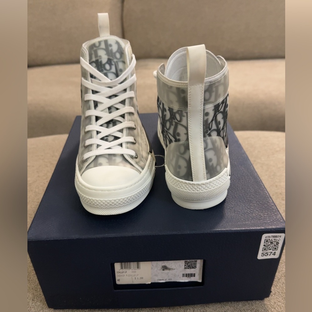 Dior B23 great condition. Worn two times. Comes with box and dust bag.